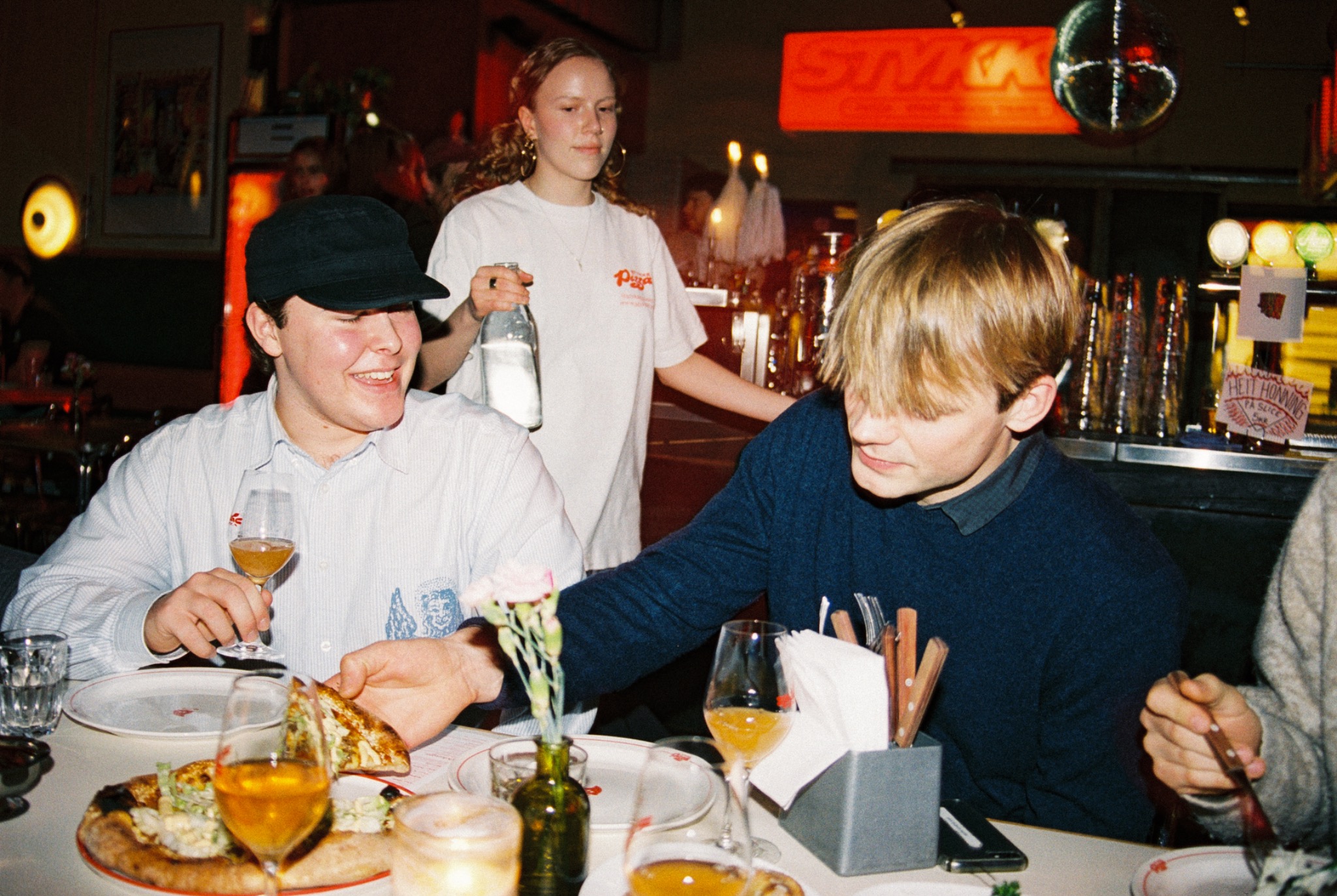 Gjester som spiser pizza hos Stykke